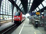 146 221 verlässt als RE 19123 Karlsruhe Hbf zur Fahrt nach Stuttgart.