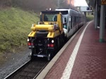 Hier wird die Regiotram Nummer 705 vom Zweiwege Unimog HLB 1 am 10.12.13 aus dem Bahnhof Kassel Wilhelmshöhe gezogen.