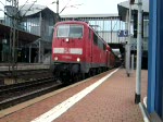 111 086-5 verlässt mit ihrem RE nach Frankfurt (Main) Hbf den Bahnhof Kassel-Wilhelmshöhe auf Gleis 7.