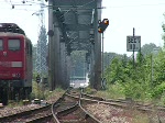 Der zweite offizielle TGV Est überhaupt, rollt hier am 10. Juni 2007 mit ca. 20 Minuten Verspätung über die Kehler Rheinbrücke. Das Bild ist horizontal leicht gestaucht, da ich die Aufnahme damals in 16:9 gemacht habe.
