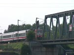 Der EC 267 passiert am 8. Juni 2007 um kurz nach 17 Uhr die Kehler Rheinbrücke und damit die Landesgrenze Frankreich/Deutschland. Der Zug fuhr von Strasbourg nach München. Zuggeschwindigkeit laut Vorschrift ca. 50 km/h. Hinter dem Gebüsch ist der Kehler Bahnhof in welcher der Zug reinfährt. Die Brücke soll bald, aufgrund des erhöhten TGV-Verkehr, durch eine zweigleisige Eisenbahn-Brücke ersetzt werden. Das Bild ist horizontal leicht gestaucht, da ich die Aufnahme damals in 16:9 gemacht habe.