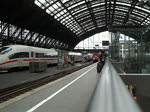 Am 27.02.10. durchfhrt ein Sonderzug, gezogen von einer Lok der Baureihe 111 den Klner Hbf.