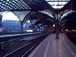 Links verlsst 218 206 mit der RB 12 den Klner Hbf Gl1 und zeitgleich mach 101 100 mit dem EC 114 einen Zwischenhalt im Bahnhof Gl2
Aufgenommen 02.05.2008 20:42 Uhr Gleis 2