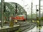 Die RB27 nach Stommeln mit schublok 143 910 hat Einfahrt in den Kölner Hbf