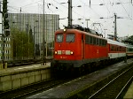 Kurz nach dem der Taurus weg war schlich sich 115 114 mit einem Schadwagenzug an (die amlängsten im Planeinsatz verkehrende E10)
man beachte kurz bevor man das Schaltwerk der E10 hört ertönt so ein Surren, dieses Surren ist zusätzlich zu dem Zp9 im Kölner Hbf installiert worden. weiß einer Villeicht mehr über dem Leztenwagen scheint mir so als würde er ins Museum kommen da Fristablauf für die Lezte verlängerung war