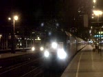 189 992 verlässt mit dem CNL401 von Amsterdamm zur Fahrt nach Wien den Kölner Hbf am 28.12.2008 um 20:06 pünktlich