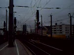 die bereits -Z- gestellte 115 224 (Kasten mit Lastschaltwerk) verlässt im Dezember 2007(fuhr bis ungefär Mai 2008 noch aus eigener kraft) mit einem Schadwagenzug den Kölner Hbf. aus Gleis 9.