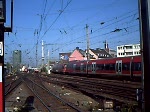 145 CL12 durchfährt den Kölner Hbf mit einem Lrz