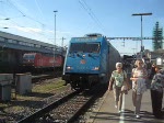 101 016-4 [Unicef Lok] bei der Ausfahrt mit ihrem IC nach HH-Altona in Konstanz.