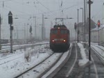 115 448 mit Schadzug PbZ 2466, bestehend aus Wittenberger Steuerwagen, mehreren IC-Wagen und 111 183.