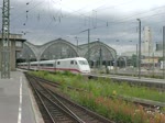 ICE 890 fhrt ab aus Leipzig Hbf und sein Ziel ist Hamburg-Altona ber Lutherstadt Wittenberg,Berlin Sdkreuz,Berlin Hbf,Wittenberge,Ludwigslust,Hamburg Hbf.Aufgenommen am 22.07.2011 in Leipzig