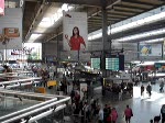 Blick ber den Bahnhof Mnchen Hbf. Zusehen ist der tgliche Berufverkehr im Bahnhof Mnchen. Aufgenommen am 15.August 2007