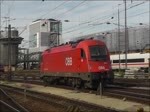 Rangierfahrt der 1216 024 am 13. Oktobrt 2013 in München Hbf vom EC aus Verona auf den EC nach Verona.