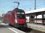 Der ÖBB Railjet fährt am 13. Oktober 2012 den Hauptbahnhof in München an. Zu sehen sind 1116 202, 1116 245, erneut 1116 202 und 1116 207.