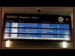Keine Anzeige des Sonderzuges von Binz nach Berlin, der nach RE 18319 auf Gleis 2 den Bahnhof Pasewalk durchfährt.
Zu sehen ist eine Siemens / Taurus Lok mit TEE Rheingoldwagen. - 18.04.2015
