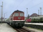 Rostock Hbf 1990.
Einfahrt einer alten S-Bahn mit 243 235 und dem Schnellzug Rostock-Hamburg-Altona mit 132 400.