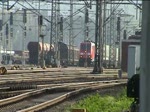 Eine RB nach Naumburg (Saale) Hbf hat den Bahnhof Saalfeld (Saale) verlassen und unterquert die Bahnhofsbrcke. Diesen Umlauf fhrt eine verkrzte Dosto-Garnitur. (24.10.2009)