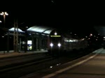 Reger Betrieb zu später Stunde: Gegen 21:39 verlässt eine RB mit DABbuzfa-Steuerwagen voraus den Bahnhof Saalfeld (Saale) auf Gleis 5 zur Fahrt nach Naumburg (Saale) Hbf.