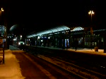 ICE 1104 erreicht etwa 10 Minuten verspätet den Bahnhof Saalfeld (Saale). Alle potenziellen Anschlusszüge sind schon abgefahren und auch der aus Gera gekommene Desiro verlässt mit der Einfahrt des ICE das Gleis 5, 16.01.2009