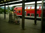 Im ICE 1614 verlassen wir drei Minuten versptet den Bahnhof Saalfeld (Saale) nach Berlin Gesundbrunnen. Auf Gleis 2 steht die RB nach Naumburg (Saale) Hbf, auf Gleis 1 zwei 612er und vor dem Bw noch ein paar Desiros.