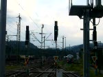 Fahrt mit 40 km/h - eine RB nach Lichtenfels verlässt Saalfeld (Saale) auf Gleis 2. Geschoben wird die 3er-Dosto-Garnitur von der 143 068-5. (08.08.2009)