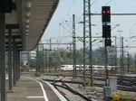 Kurvenreiche Einfahrt - eines ICE auf Gleis 10 des Stuttgarter Hauptbahnhofes.