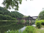 Deutschland, Rheinland-Pfalz. Ein ET 442 auf der Doppelstockbrücke Alf-Bullay, auch Moselbrücke Bullay genannt. Dies ist eine Brücke über die Mosel zwischen Alf und Bullay. Sie ist die erste in Deutschland errichtete Doppelstockbrücke. Über den Obergurt verläuft die Moselstrecke, auf dem Untergurt verläuft die Straße L 199. Nachdem die Bahnstrecke Bullay und die Mosel über die kombinierte Eisenbahn- und Straßenbrücke passiert hat, mündet sie auf der linken Moselseite direkt in den Prinzenkopftunnel. 24.06.2014