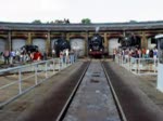 BR 03 2204-0 fhrt am 22.8.2004 whrend eines  Tag der offenen Tr  im Betriebsbahnhof Berlin-Schneweide langsam auf die Drehscheibe.