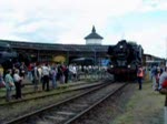BR 03-2204-0 hat die Drehscheibe verlassen und rollt langsam auf die Strecke. chsen und sthnen der Gleisanlage bei der Vorbeifahrt beachten! Film: 22.8.2004 