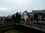 50 3501 darf nun vor den Augen der Besucher des DR-Dieselloktreffens vorsichtig die Drehscheibe im Bw Weimar betreten, um einmal gewendet zu werden.