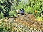 50 622 zieht einen Sonderzug die Geislinger Steige hinauf und E 94 279 gibt Schubhilfe, im August 1988.