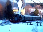 Ostern 2008, der Traditionszug aus Chemnitz - Hilbersdorf verlsst, bespannt mit 50 3648, den Bhf Schlettau.