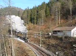 Dampf auf der Murgtalbahn : Die 50 2740, im DB-Look der 1970er mit DB-EDV-Beschriftung als 052 740, fhrt mit einem UEF-Sonderzug nach Baiersbronn.