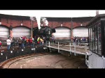 05.04.2009, Abschied von der Hilbersdorfer Vereinslok 50 3648. Nach ein paar Ehrenrunden auf der Drehscheibe setzt 50 3648 auf Stand 9 von Rundhaus 1 zurck. Das Tor schliet sich, 50 3648 ist aus dem aktiven Dienst ausgeschieden.