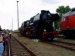 BR 52 8177-0 startet mit begeisterten Gsten am 22.8.2004 auf dem Betriebsbahnhof Schneweide zu einer Spritztour.