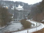 65 1049 befhrt am 13.12.2009 mit dem SEM-Reisezug die Flhatalbahn, hier oberhalb des Haltepunktes Lengefeld-Rauenstein