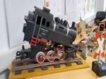 BR 80-Werbelok von Trix Express, Gangelter Modellbautage am 26.11.22

Das Werbemodell ist ein mehrfaches größer das eigentliche H0-Modell, zeigt das technische Innenleben mit dem damals (1955) neuen Gleichstrom-Perma-Motor recht genau. 
 ...