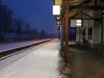 Am 03.12.17 gab es einen Weihnachtssonderzug nach Thüringen der IG Dampflok Nossen e.V. Der Zug fuhr von Nossen - Döbeln - Gera nach Saalfeld in Thüringen und der erste Schnee fiel auch im Flachland. Gefahren wurde mit 201 101-3 und 232 601-5 der WFL. Hier ist der Zug auf der Rückfahrt in Pößneck oberer Bahnhof zu sehen.