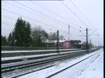 Eine DR V100 fuhr mit einem  Schwerbau  Zug am haken durch den Bahnhof Stelle.