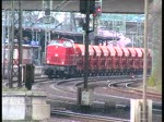 Von der PBSV fuhr eine DR V100 mit einem Schotterzug durch den Bahnhof Hamburg-Harburg am 15.4