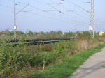 203 305 der DB Netzinstandhaltung zieht das Hubarbeitsbhnen-Instandhaltungsfahrzeug Oberleitung ( HIOB ) 711 101 am 14.04.09 an Braunschweig-Timmerlah vorbei.