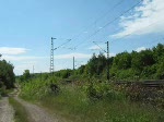 203 309-0 der DB Netz Instandsetzung mit einem kleinen Bauzug in Fahrtrichtung Norden. Aufgenommen am 30.05.2009 bei der Northeimer Seenplatte.