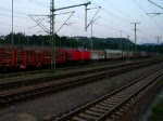 Zwei Loks der BR 203 von Alstom schleppen einen Holztransportzug ber den Rbf Saalfeld (Saale).