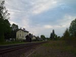 204 010 und 204 012 fahren am 06.05.14 mit einem leeren Schotterzug (52 Waggons) durch Plauen-West.