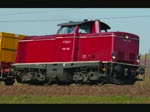 V100 2335 der NeSA ist mit Speno-Bauzeug auf der Fahrt in Richtung Sden.