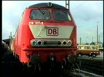 Verschiedene ausgemusterte, oder abgestellte Dieselloks in neuer und alter Farbgebung.
Aufn. auf VHS.
