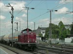 212 007 und Kesselwaggons mit Gefahrgut (Propen) am 4. Mai 2012 bei der Fahrt durch Düsseldorf-Rath.