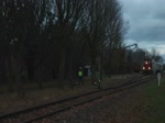 212 079-8 fährt am Abend des 05.12.2021 mit dem Nikolaus-Express aus dem Bahnhof Lippborg-Heintrop aus 