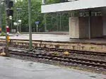 BR 212 mit Bauwagen bei der Durchfahrt des Hannover Hbf.am 29.04.2009 zwischen Gleis 8 und 9.Nur durch Glck gelang mir diese Aufnahme,wollte eigendlich die BR 218 Fotografieren die dort abgestellt