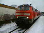 Am Schneekaostag 11.1.2010 fuhr an statt einer E-Lok wiedermal eine 218er als RB von Hamburg nach Ahrensburg. Hier im Bahnhof Hamburg-Rahlstedt. 218er Einstze kommen in letzter Zeit auf dieser Strecke wiedermal fters vor.